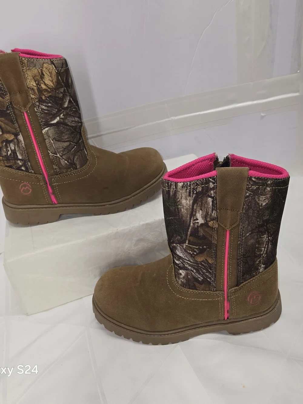 Magellan Outdoors Girl's Camo Boots Tan Brush Suede Size 1D